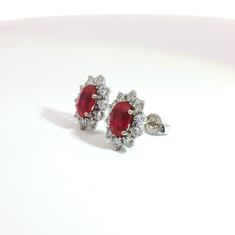 Orecchini punto luce in oro bianco con rubini Lab-Grown taglio ovale e diamanti Lab-Grown taglio brillante.