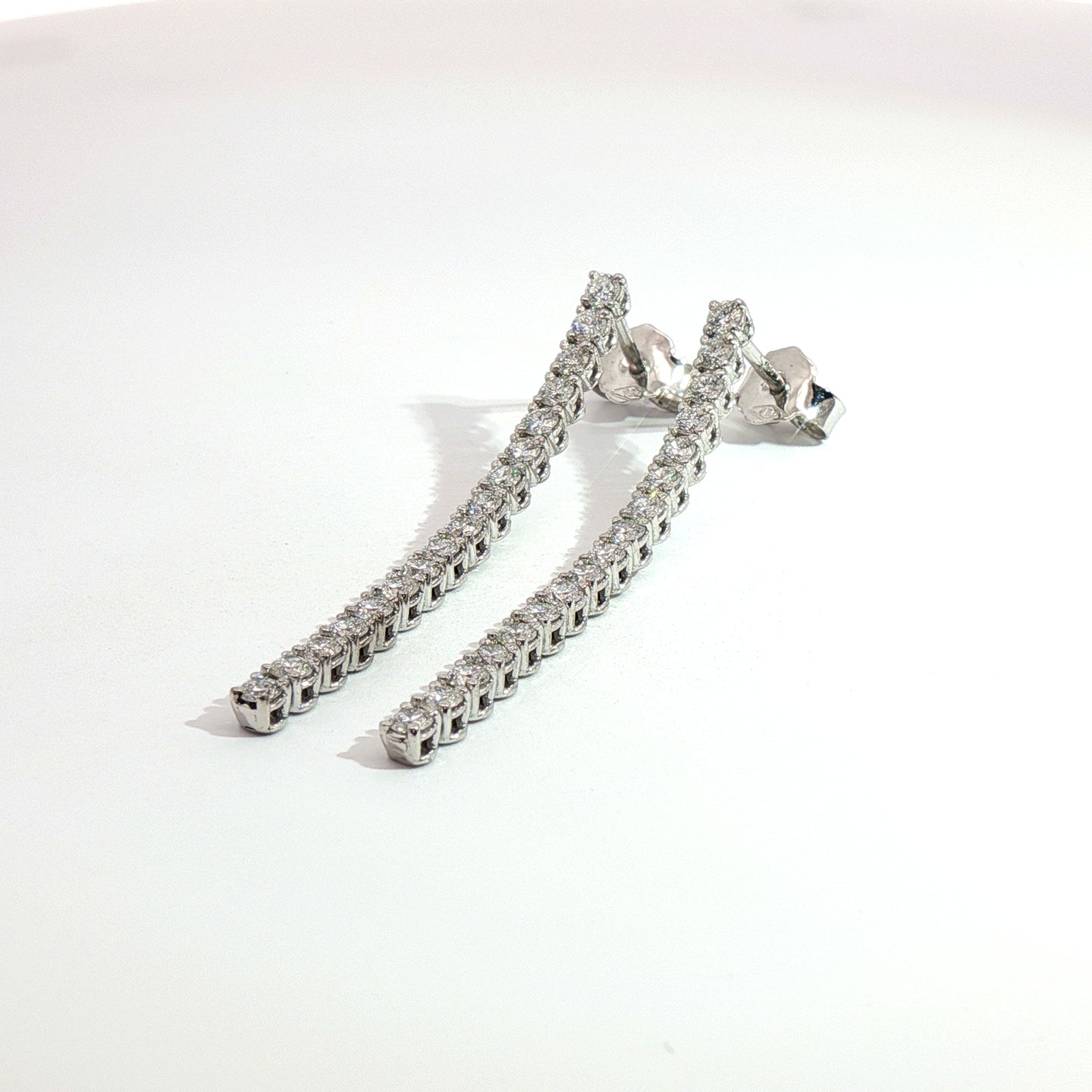 Orecchini tennis in oro bianco con diamanti Lab-Grown taglio brillante, 1,02 carati.