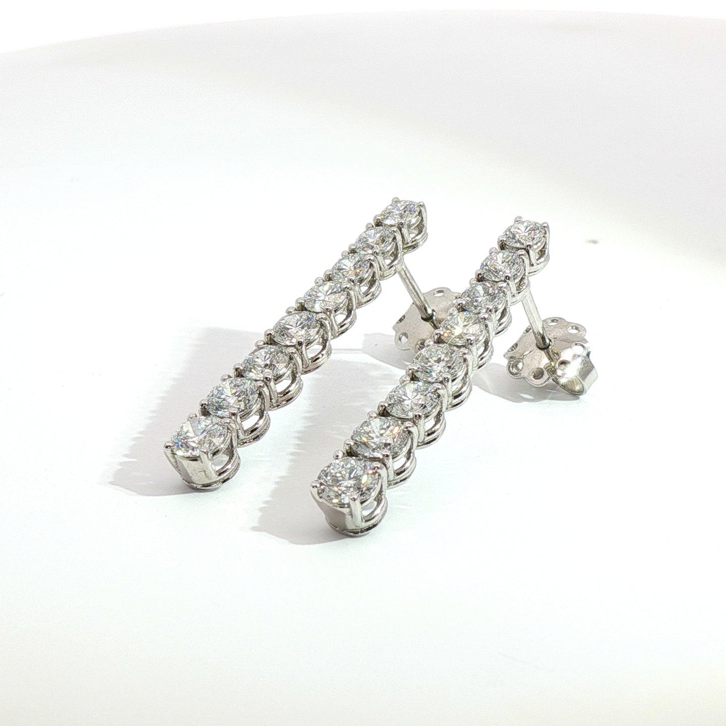 Orecchini tennis in oro bianco con diamanti Lab-Grown taglio brillante, 2,49 carati.
