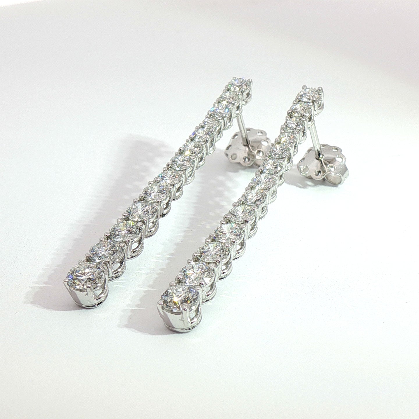 Orecchini tennis in oro bianco con diamanti Lab-Grown taglio brillante, 3,04 carati.