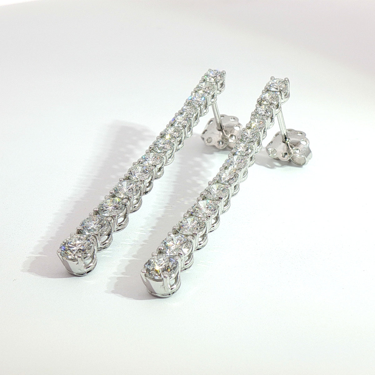 Orecchini tennis in oro bianco con diamanti Lab-Grown taglio brillante, 3,04 carati.