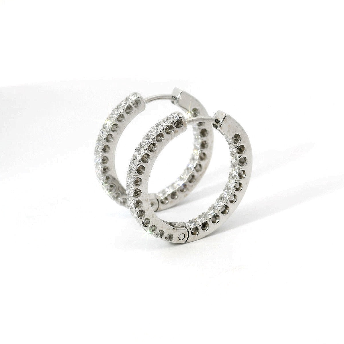 Orecchini a cerchio in oro bianco con diamanti lab-grown taglio brillante, 1,53 carati.