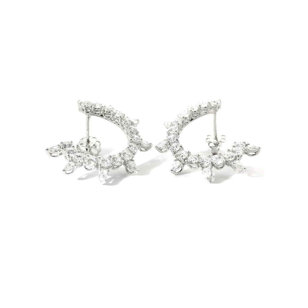 Open hoop earrings in white gold with brilliant-cut and pear-cut lab-grown diamonds, 4.72 carats.
