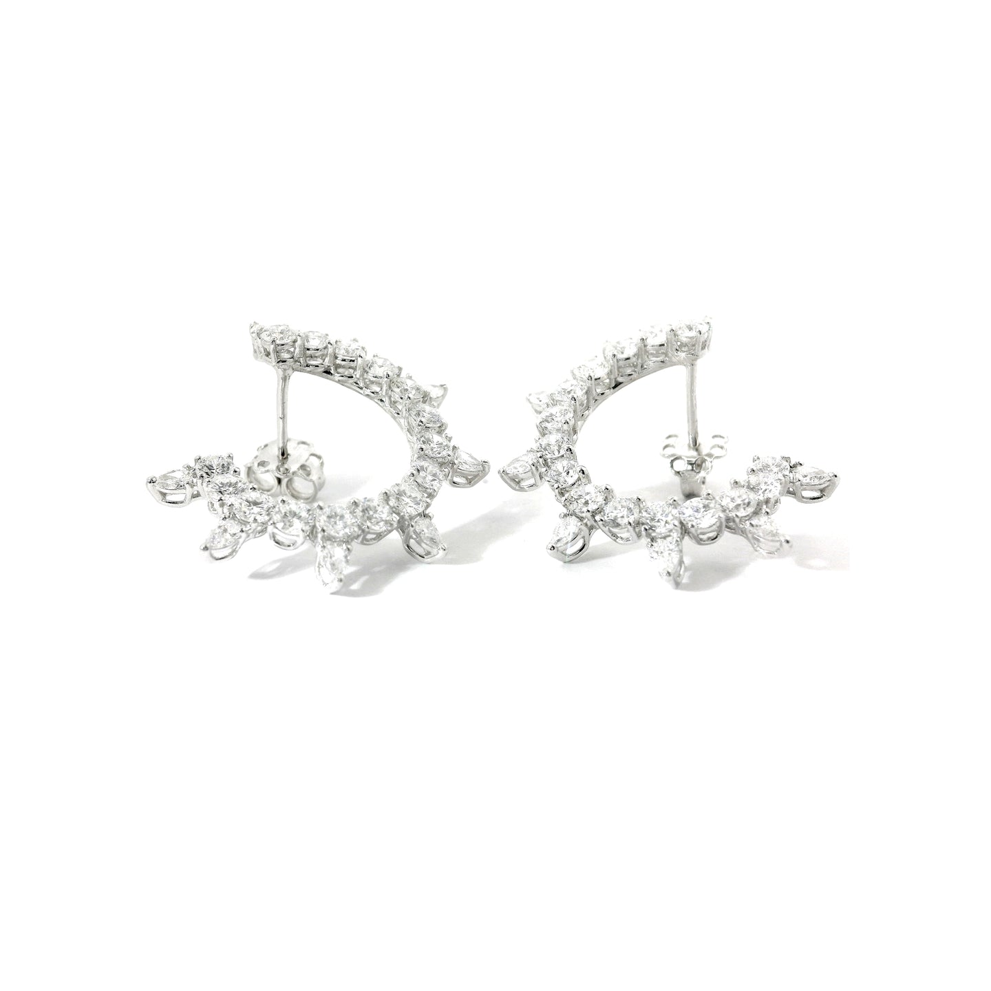 Orecchini a cerchio aperto  in oro bianco con diamanti lab-grown taglio brillante e taglio goccia, 4,72 carati.