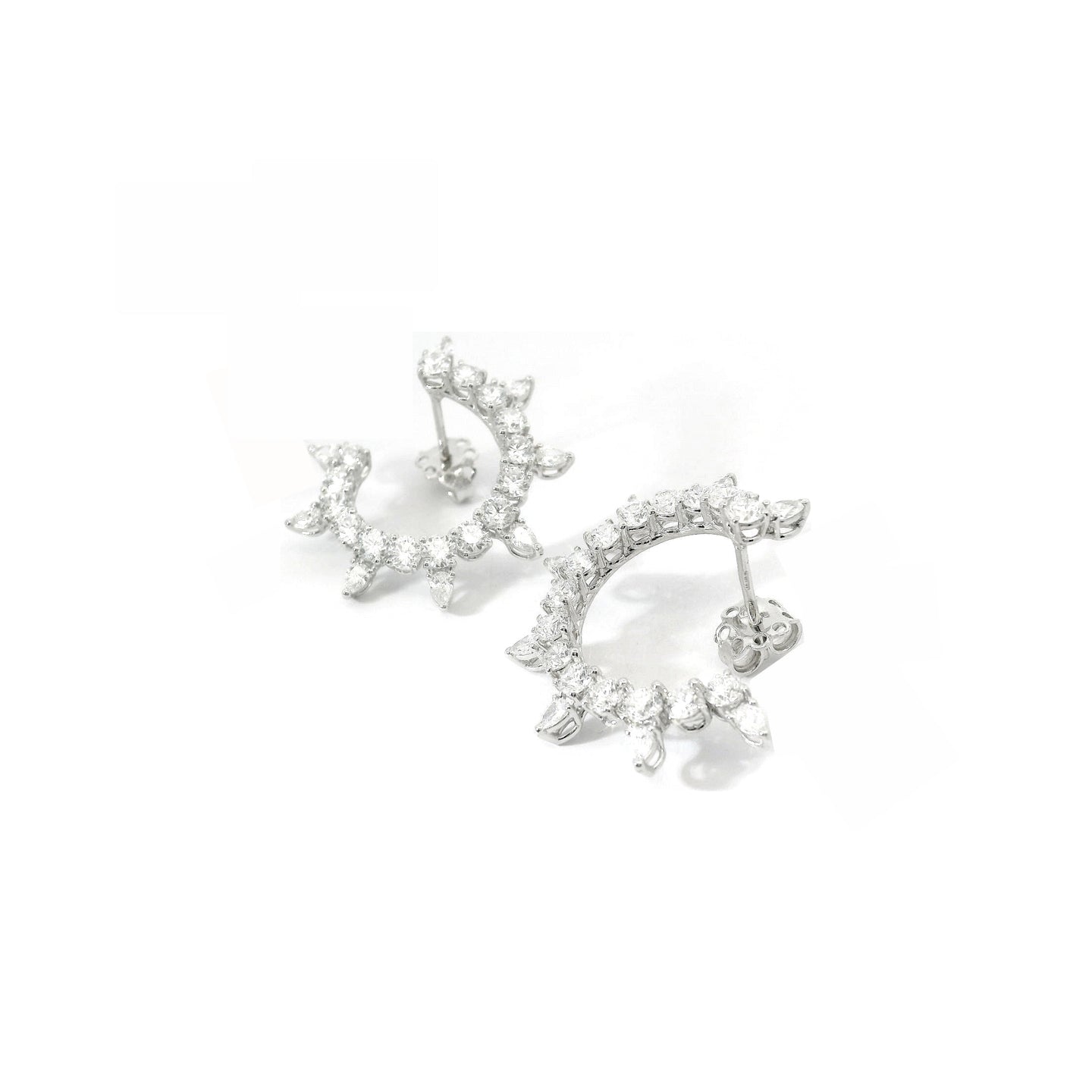 Orecchini a cerchio aperto  in oro bianco con diamanti lab-grown taglio brillante e taglio goccia, 4,72 carati.