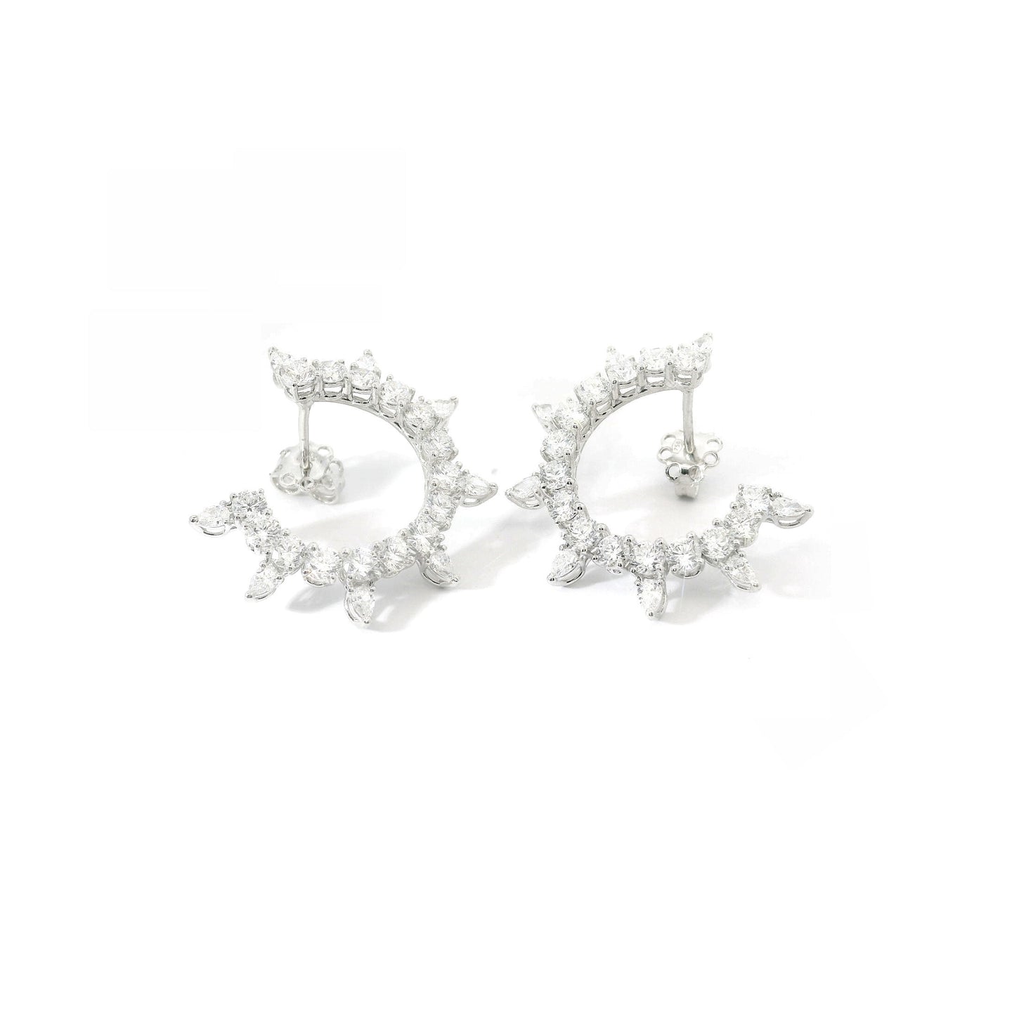 Orecchini a cerchio aperto  in oro bianco con diamanti lab-grown taglio brillante e taglio goccia, 4,72 carati.