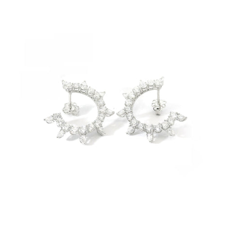 Orecchini a cerchio aperto  in oro bianco con diamanti lab-grown taglio brillante e taglio goccia, 4,72 carati.