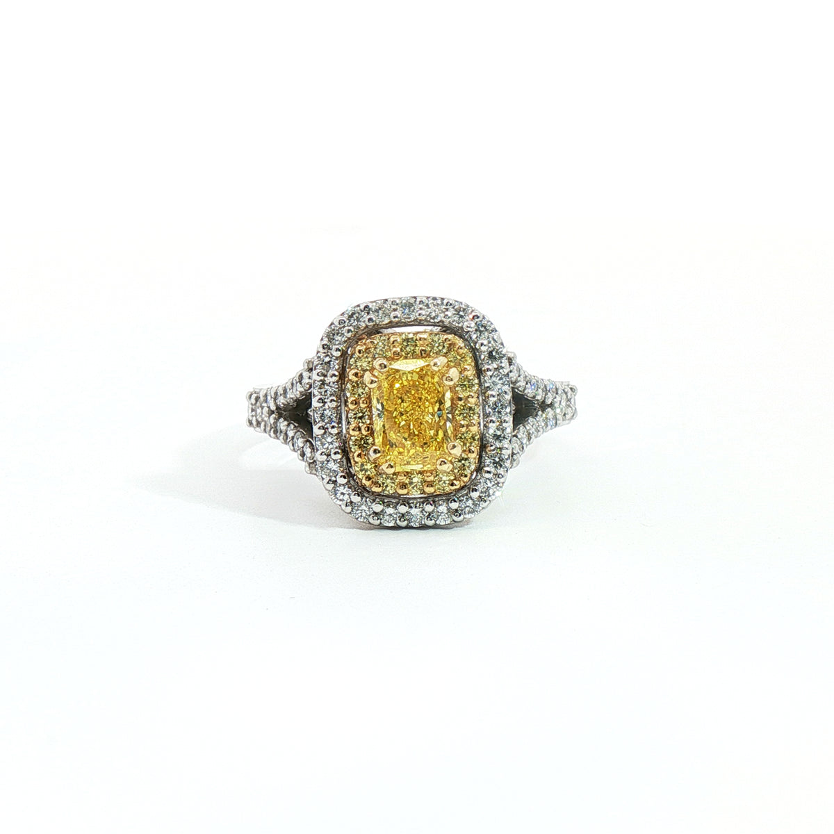Anello in oro bianco con diamante Lab-Grown Fancy Yellow taglio radiant e diamanti Lab-Grown taglio brillante.