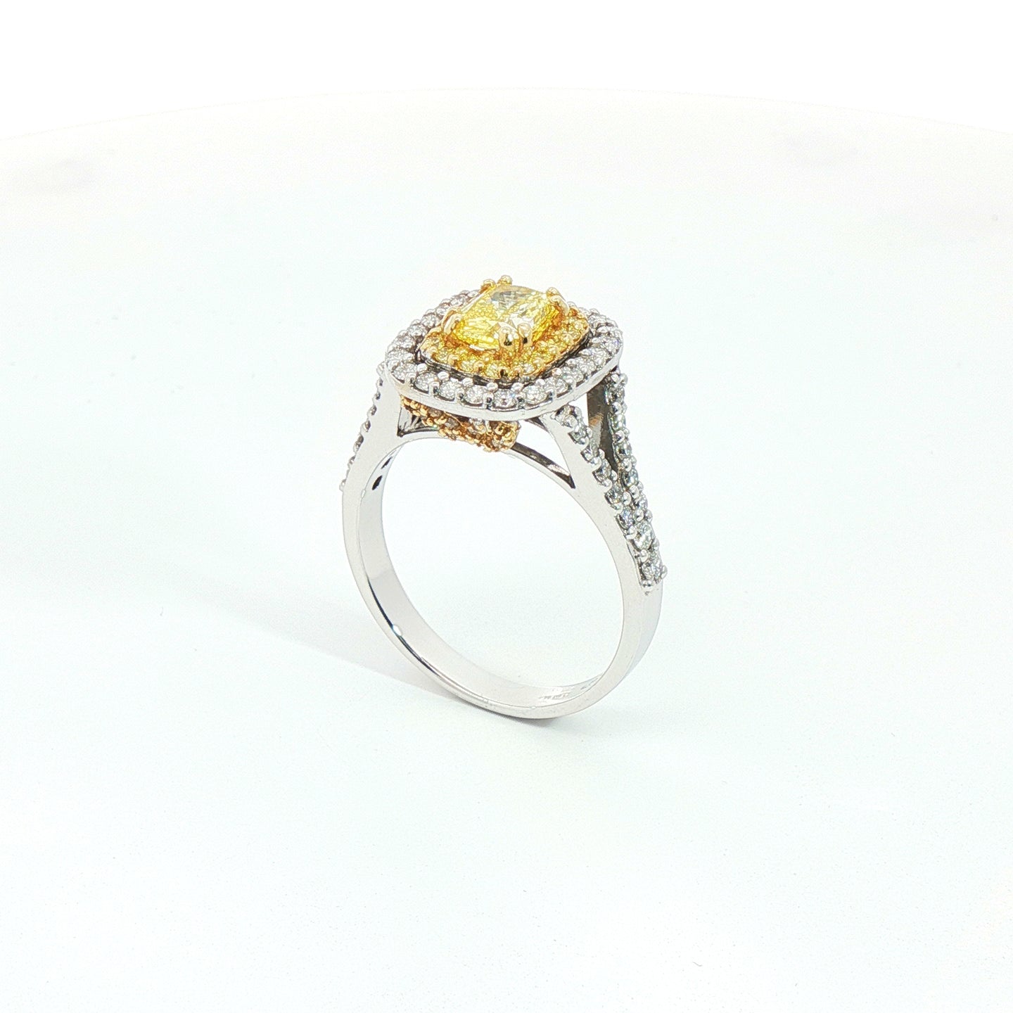Anello in oro bianco con diamante Lab-Grown Fancy Yellow taglio radiant e diamanti Lab-Grown taglio brillante.