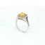 Anello in oro bianco con diamante Lab-Grown Fancy Yellow taglio radiant e diamanti Lab-Grown taglio brillante.