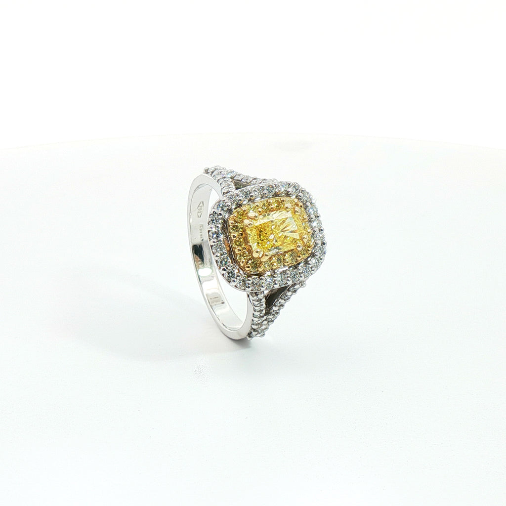 Anello in oro bianco con diamante Lab-Grown Fancy Yellow taglio radiant e diamanti Lab-Grown taglio brillante.