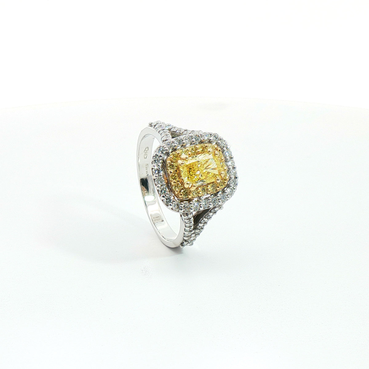 Anello in oro bianco con diamante Lab-Grown Fancy Yellow taglio radiant e diamanti Lab-Grown taglio brillante.