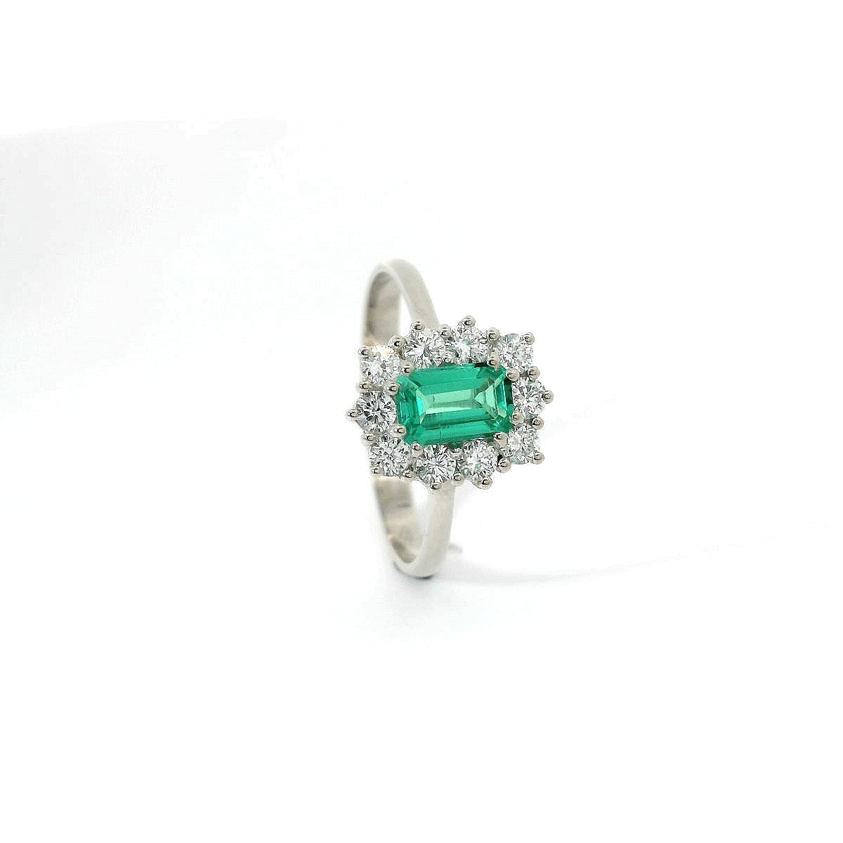 Anello in oro bianco con smeraldo lab-grown e diamanti lab-grown taglio brillante.