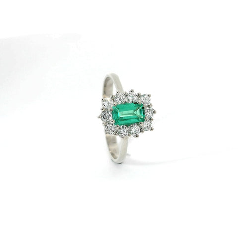 Anello in oro bianco con smeraldo lab-grown e diamanti lab-grown taglio brillante.