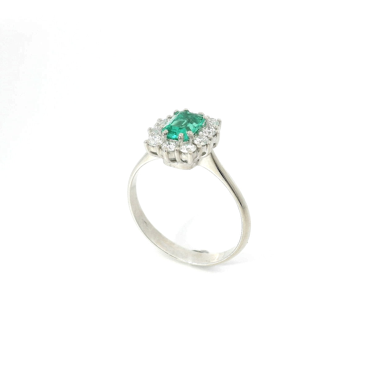 Anello in oro bianco con smeraldo lab-grown e diamanti lab-grown taglio brillante.