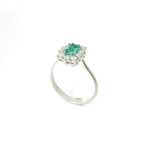 Anello in oro bianco con smeraldo lab-grown e diamanti lab-grown taglio brillante.