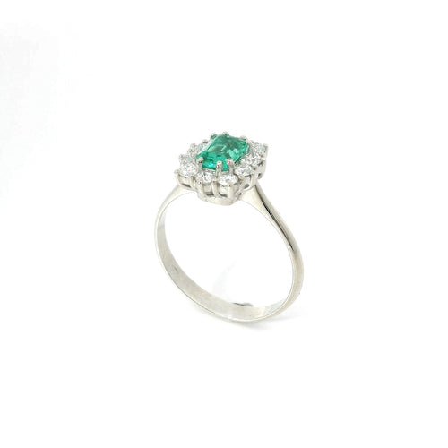 Anello in oro bianco con smeraldo lab-grown e diamanti lab-grown taglio brillante.
