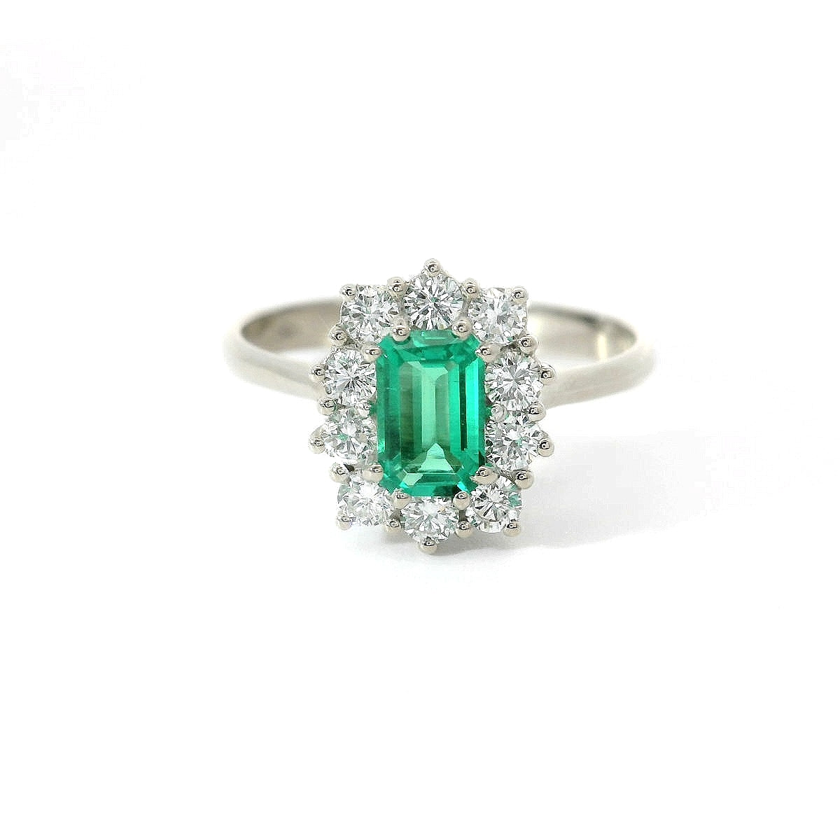 Anello in oro bianco con smeraldo lab-grown e diamanti lab-grown taglio brillante.