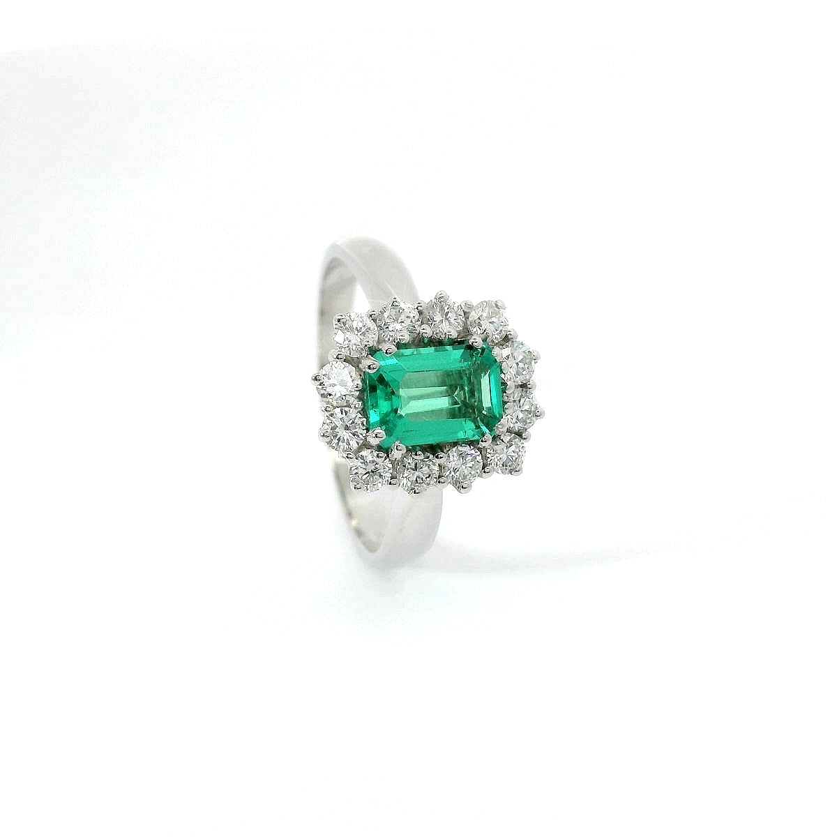 Anello in oro bianco con smeraldo lab-grown e diamanti lab-grown taglio brillante.