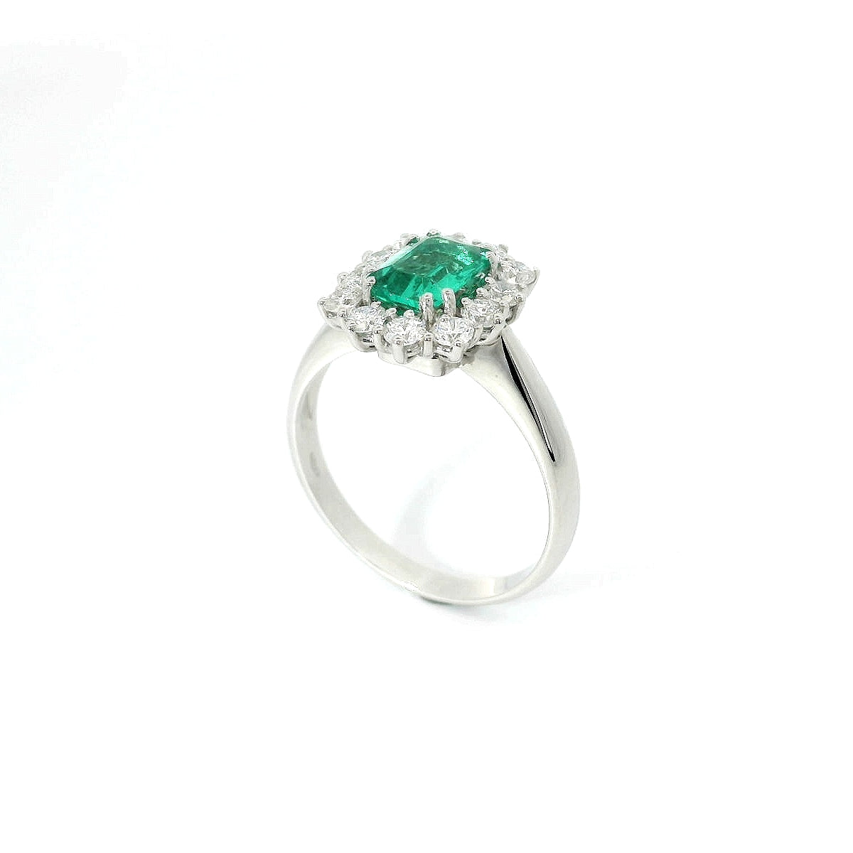Anello in oro bianco con smeraldo lab-grown e diamanti lab-grown taglio brillante.