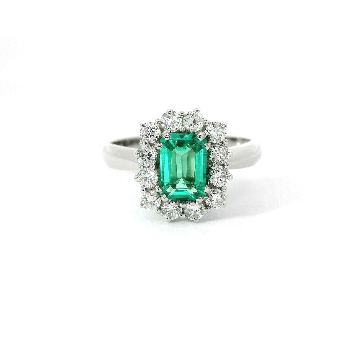 Anello in oro bianco con smeraldo lab-grown e diamanti lab-grown taglio brillante.