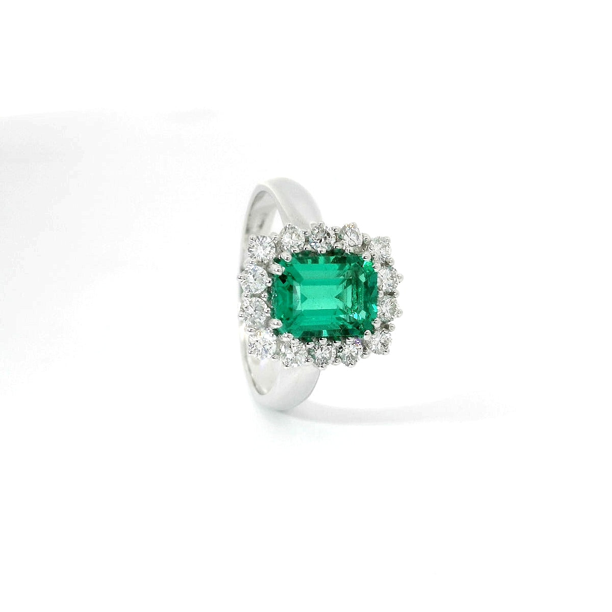 Anello in oro bianco con smeraldo lab-grown e diamanti lab-grown taglio brillante.