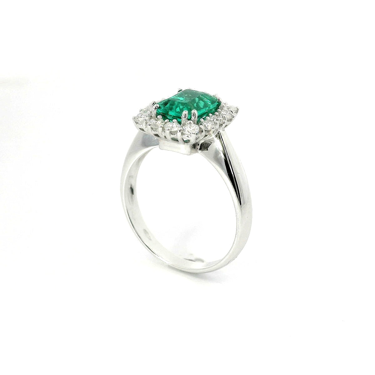 Anello in oro bianco con smeraldo lab-grown e diamanti lab-grown taglio brillante.