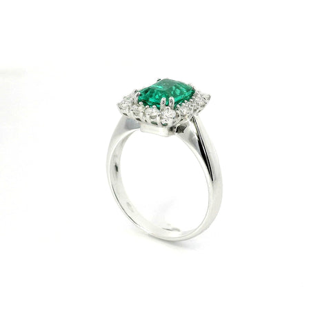 Anello in oro bianco con smeraldo lab-grown e diamanti lab-grown taglio brillante.