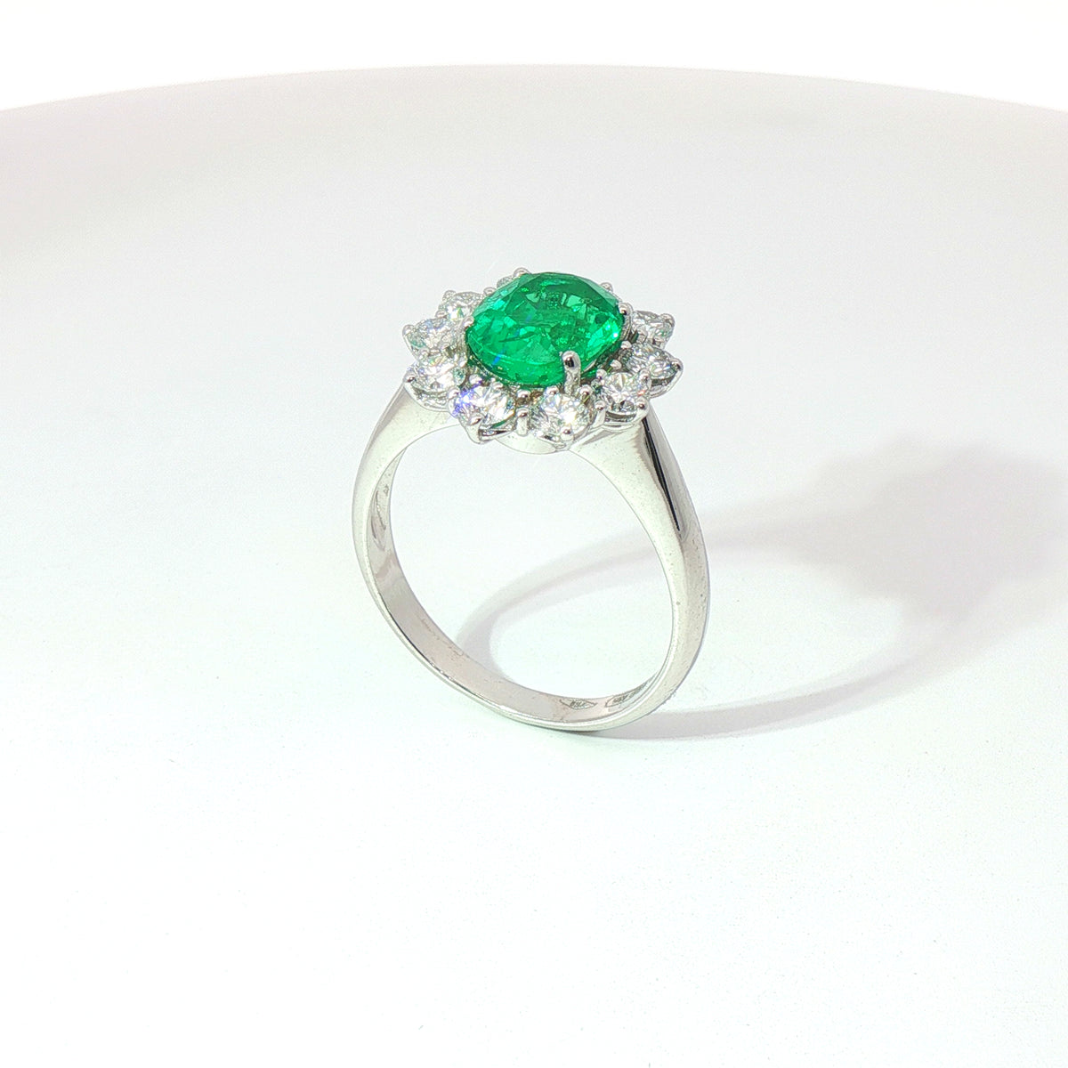 Anello in oro bianco con smeraldo Lab-Grown taglio ovale e diamanti Lab-Grown taglio brillante.