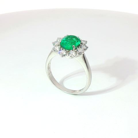 Anello in oro bianco con smeraldo Lab-Grown taglio ovale e diamanti Lab-Grown taglio brillante.