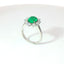 Anello in oro bianco con smeraldo Lab-Grown taglio ovale e diamanti Lab-Grown taglio brillante.