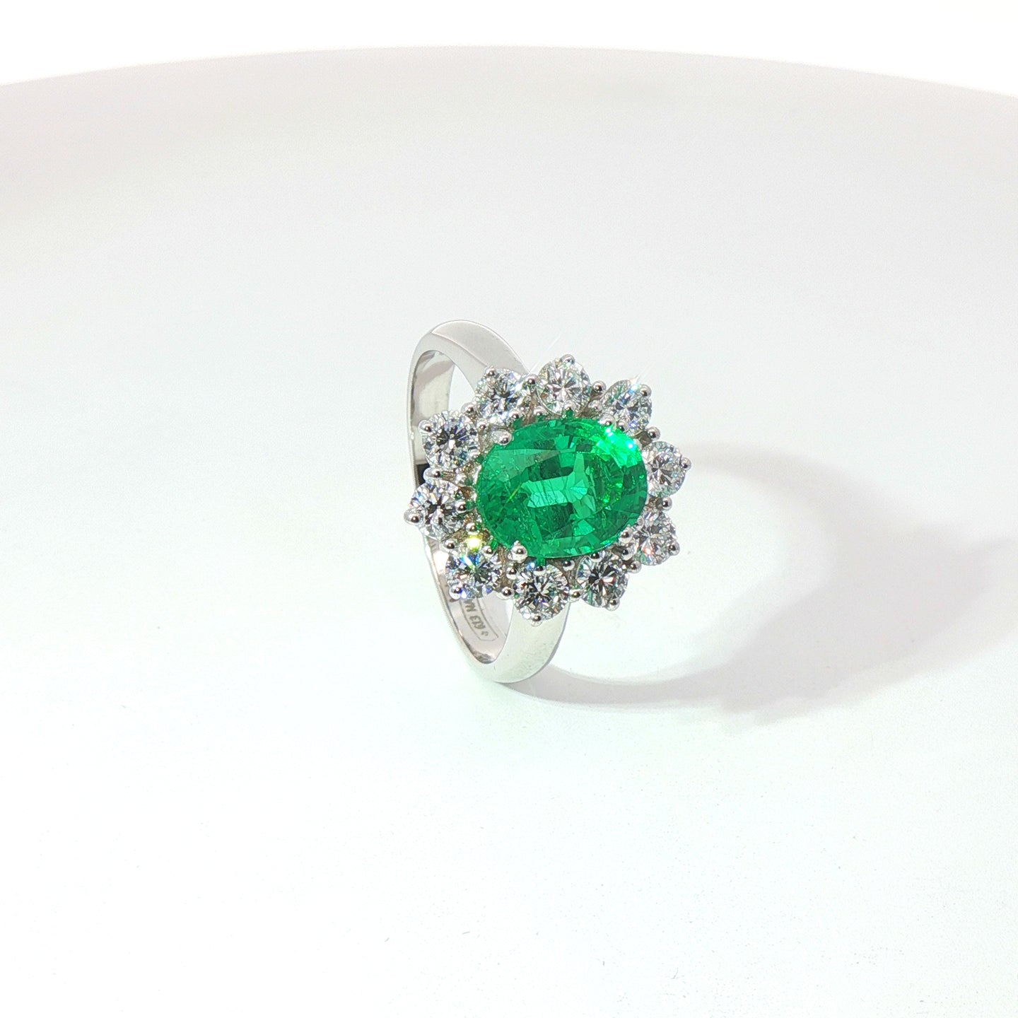 Anello in oro bianco con smeraldo Lab-Grown taglio ovale e diamanti Lab-Grown taglio brillante.
