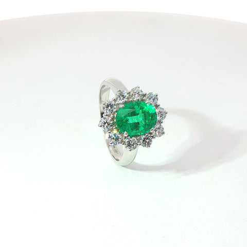 Anello in oro bianco con smeraldo Lab-Grown taglio ovale e diamanti Lab-Grown taglio brillante.