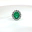 Anello in oro bianco con smeraldo Lab-Grown taglio ovale e diamanti Lab-Grown taglio brillante.