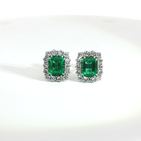 Orecchini in oro bianco con smeraldi Lab-Grown taglio smeraldo e diamanti Lab-Grown taglio brillante.