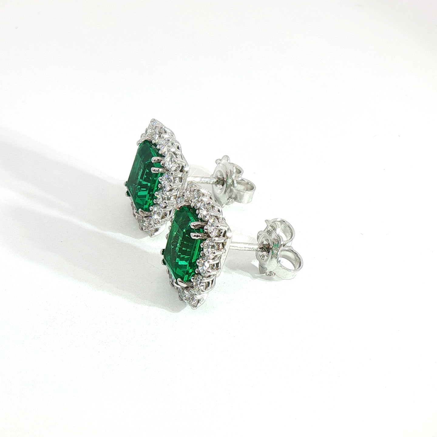 Orecchini in oro bianco con smeraldi Lab-Grown taglio smeraldo e diamanti Lab-Grown taglio brillante.