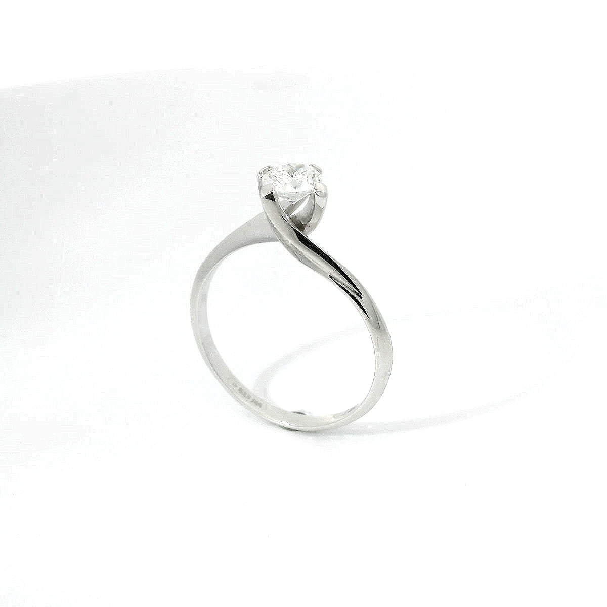 Solitario in oro bianco con diamante lab-grown taglio brillante 0,50 carati.