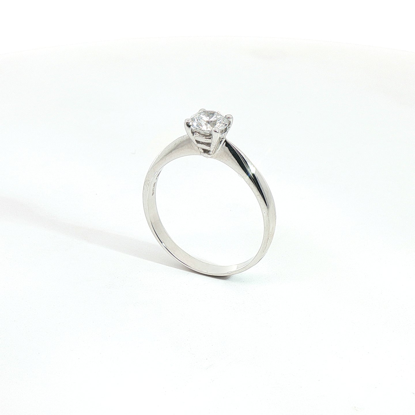 Solitario in oro bianco con diamante Lab-Grown taglio brillante, 0,52 carati.