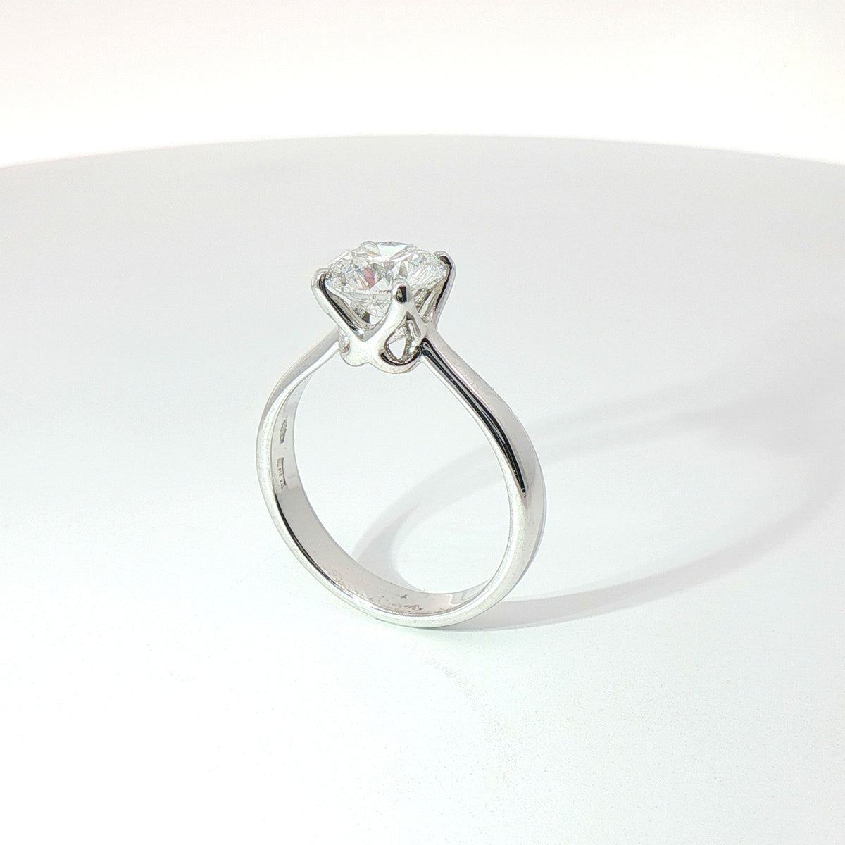 Solitario in oro bianco con diamante Lab-Grown taglio brillante, 1,70 carati.