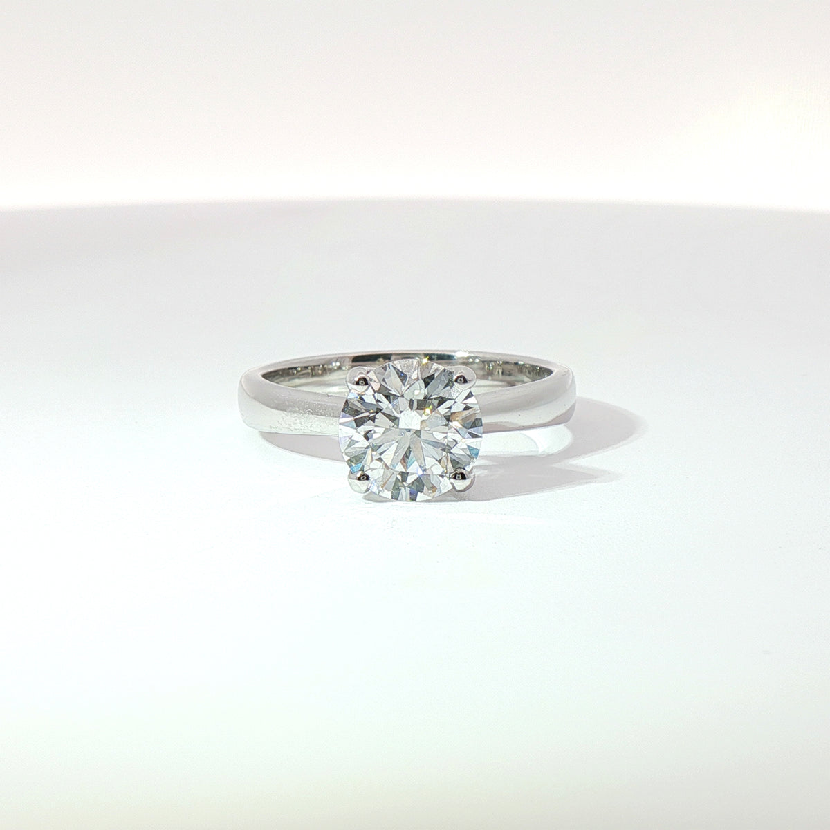 Solitario in oro bianco con diamante Lab-Grown taglio brillante, 1,70 carati.