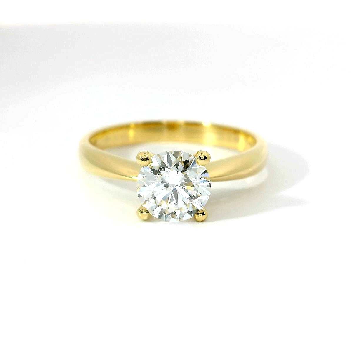 Solitario in oro giallo con diamante lab-grown taglio brillante, 1,00 carati.