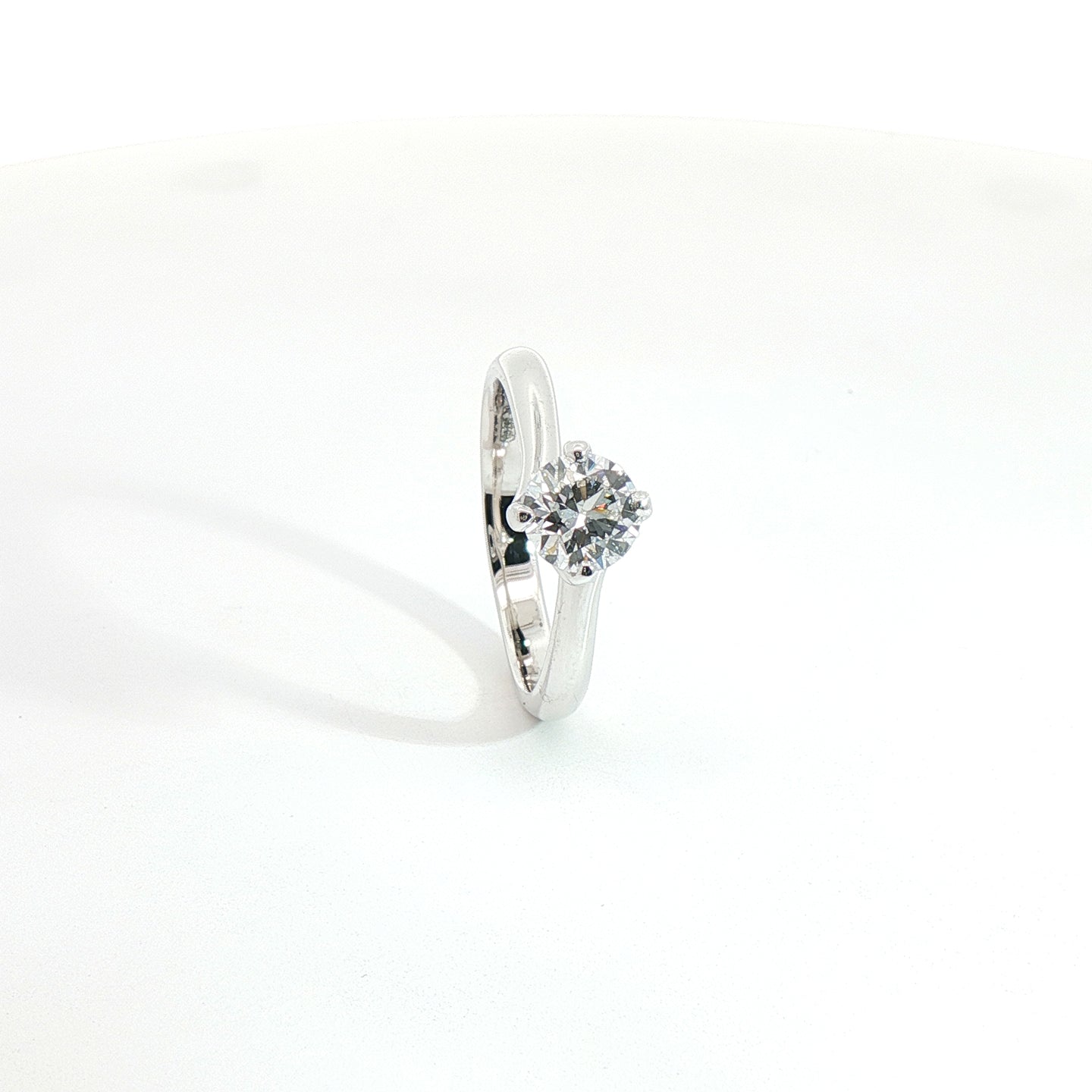 Solitario in oro bianco con diamante Lab-Grown taglio brillante, 0,82 carati.