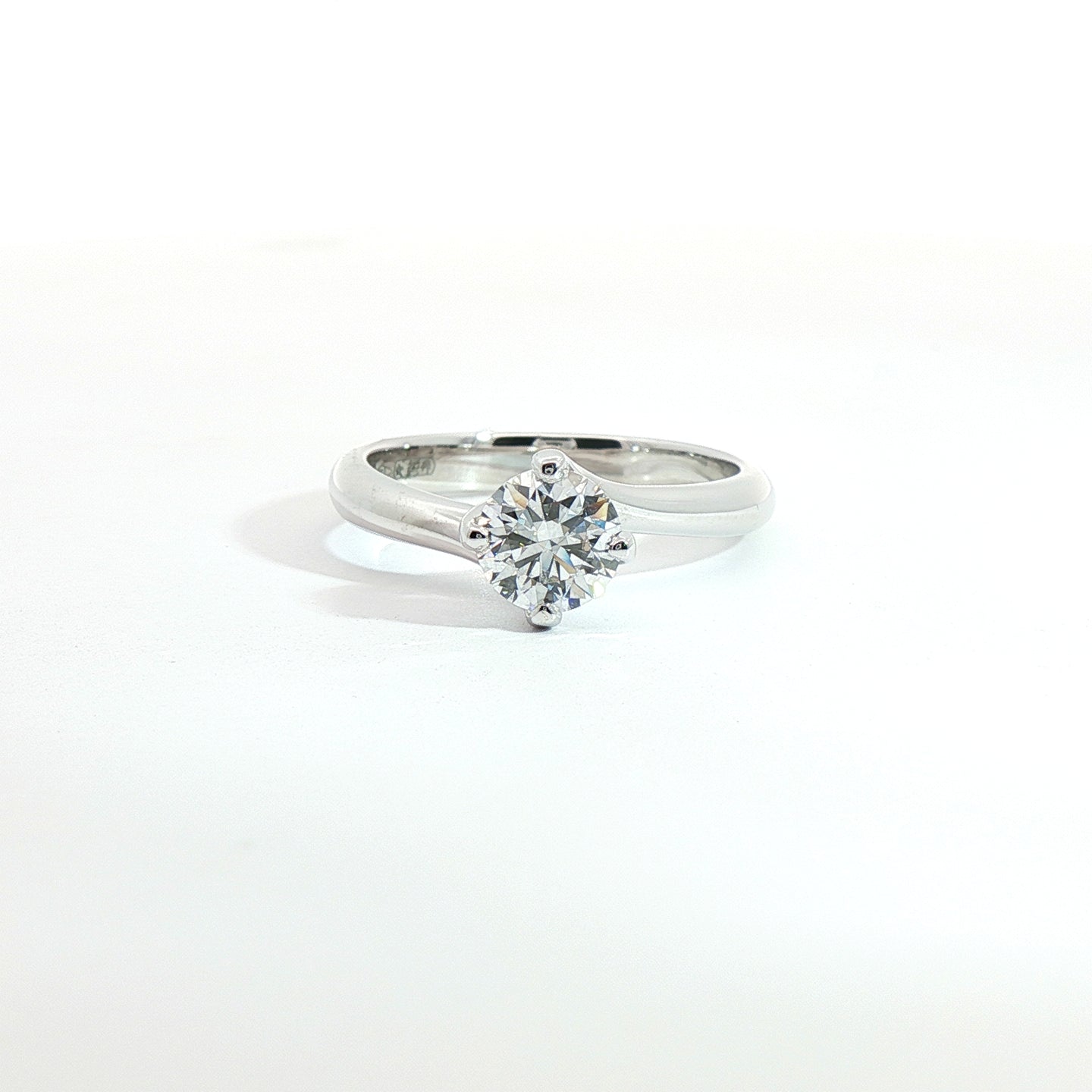 Solitario in oro bianco con diamante Lab-Grown taglio brillante, 0,82 carati.