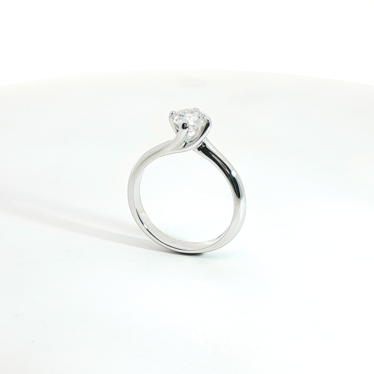 Solitario in oro bianco con diamante Lab-Grown taglio brillante, 0,82 carati.