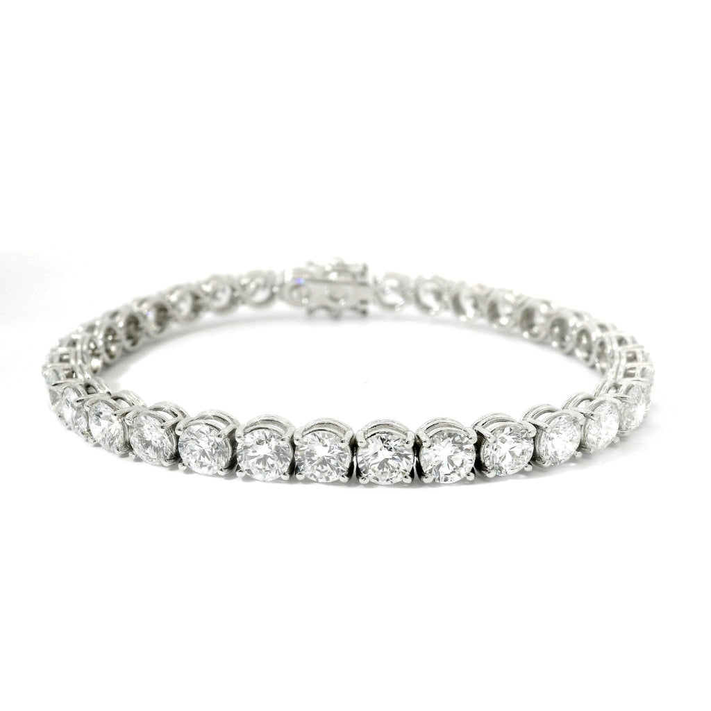 Bracciale tennis a filo in oro bianco e diamanti lab-grown taglio brillante, 16,58 carati.