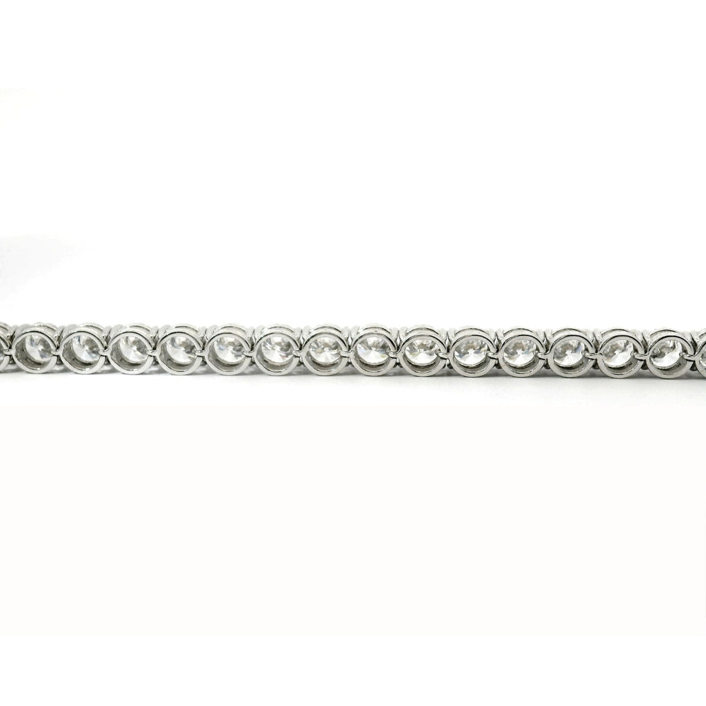 Bracciale tennis a filo in oro bianco e diamanti lab-grown taglio brillante, 16,58 carati.