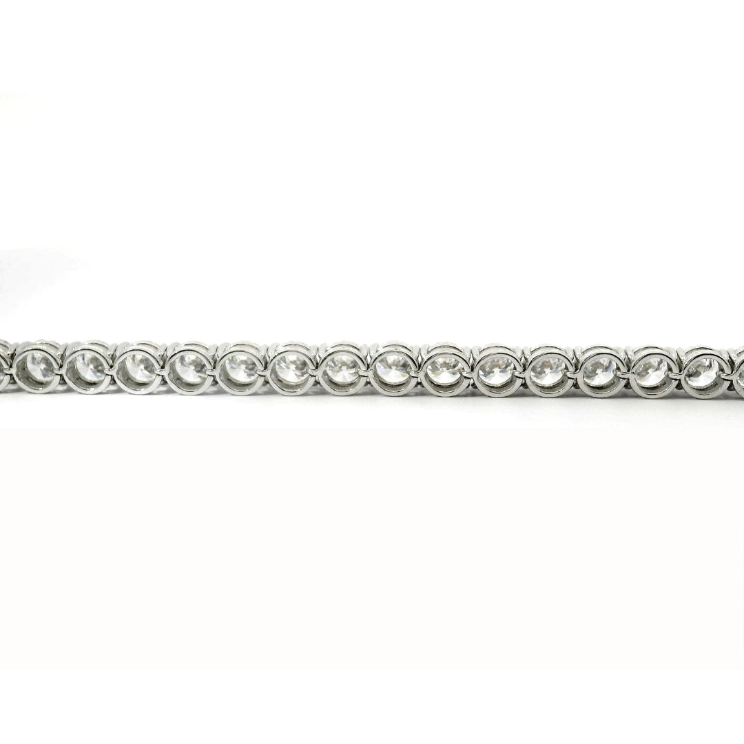 Bracciale tennis a filo in oro bianco e diamanti lab-grown taglio brillante, 16,58 carati.