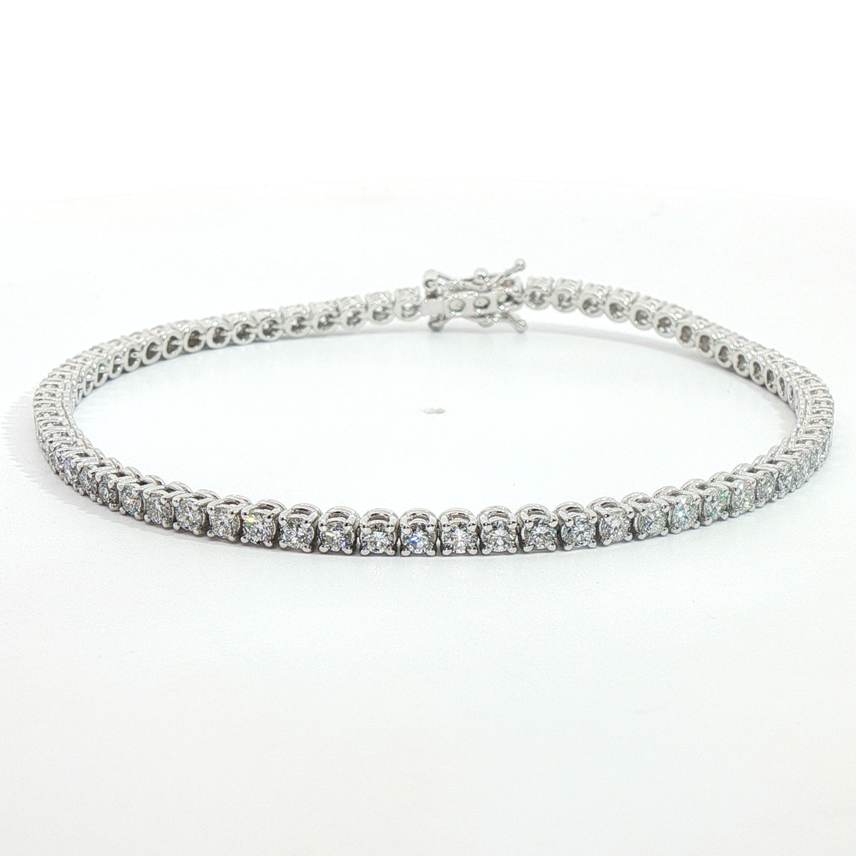 Bracciale tennis in oro bianco con diamanti Lab-Grown taglio brillante, 2,79 carati.