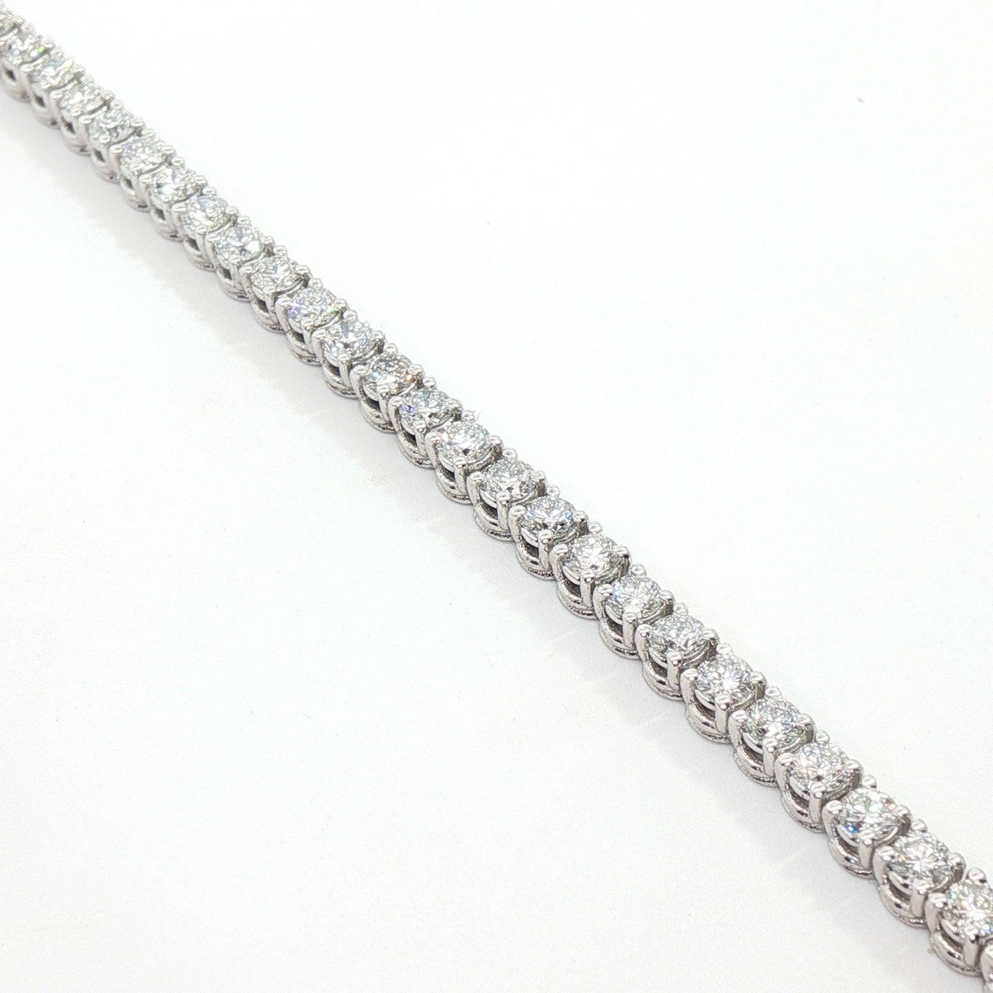 Bracciale tennis in oro bianco con diamanti Lab-Grown taglio brillante, 2,79 carati.
