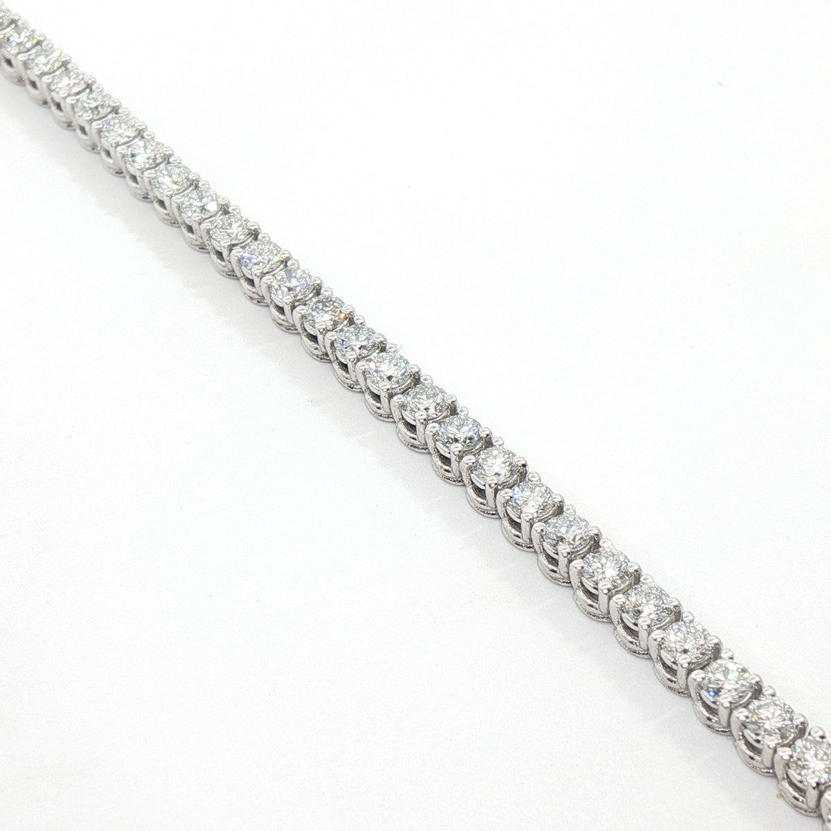 Bracciale tennis in oro bianco con diamanti Lab-Grown taglio brillante, 2,79 carati.